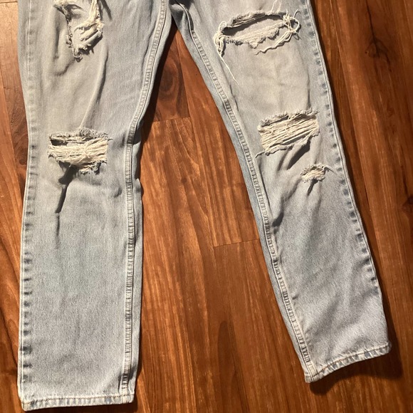 Mens size 33/32 Levi Straus distressed Jeans - Picture 3 of 4